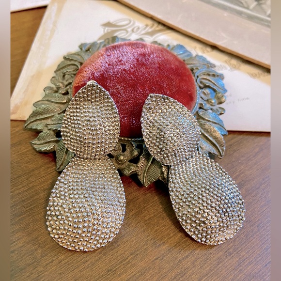 Lg Vintage Silver Tone Raindrop Textured Statement Clip on Earrings - Picture 5 of 15